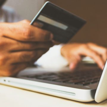 Mik a “sötét mintázatok”, mit jelent a vásárló “megszégyenítése” és “röghöz kötése”, mikor számít agresszívnek az influencer marketing? – Frissültek az uniós iránymutatások!