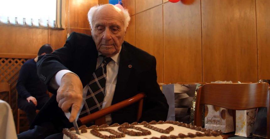 100 éves ügyész kollégát köszöntöttek a Pest Megyei Főügyészségen – Frischmann Edgár közel 70 éve van a szervezet szolgálatában! – Kisfilm