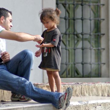 Egyre több gyermeket kényszerítenek koldulásra Bosznia-Hercegovinában – A rendszerszintű problémák törvényi szabályozásért kiáltanak!