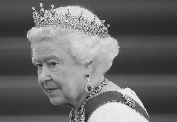 Kétperces néma csenddel búcsúzott a brit igazságszolgáltatás a csütörtökön elhunyt II. Erzsébet királynőtől