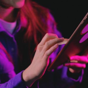 Rohamosan terjednek az önkárosítást vagy akár halált eredményező online kihívások – Az NMHH gyermekvédelmi internet-kerekasztala azonnali fellépést sürget!