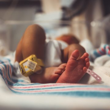 Elszakíthatja-e a szülést követően az újszülöttet édesanyjától az egészségügyi intézmény? – Precedensértékű bírósági döntés született!