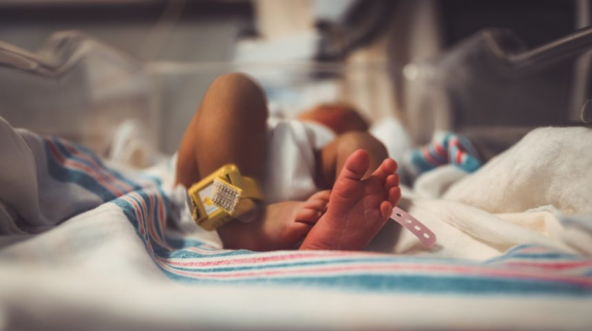 Elszakíthatja-e a szülést követően az újszülöttet édesanyjától az egészségügyi intézmény? – Precedensértékű bírósági döntés született!