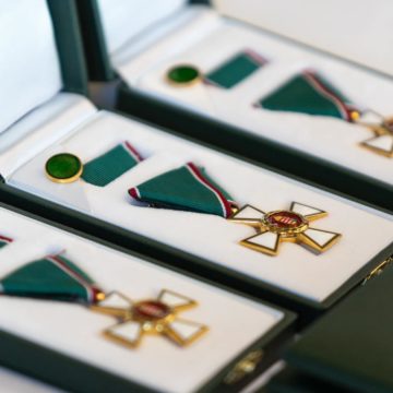 A pécsi jogi kar korábbi dékánja és az NKE jogtudósa is rangos állami elismerésben részesült az államalapítás ünnepe alkalmából – A jogászság kitüntetettjei!