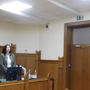 Bírósági távmeghallgatások tapasztalatai a közvetlenség elvének tükrében