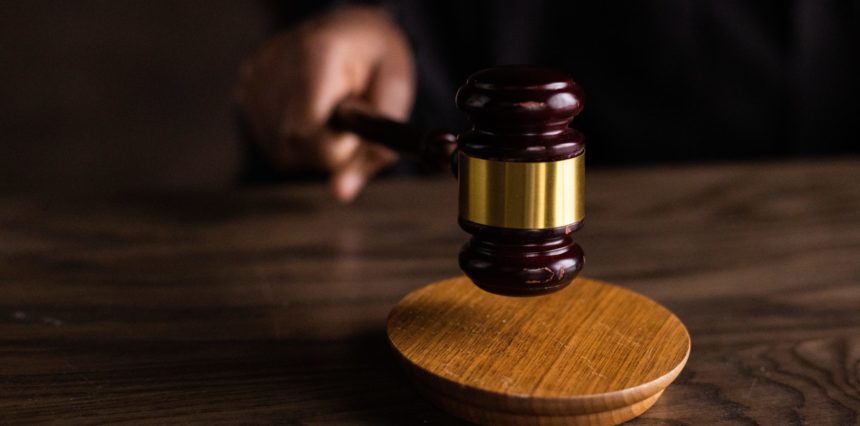 Jelentősen változik a perindítás illetéke jövőre – Meglepetéseket is tartalmaz az Országgűlés által elfogadott adósaláta törvény!