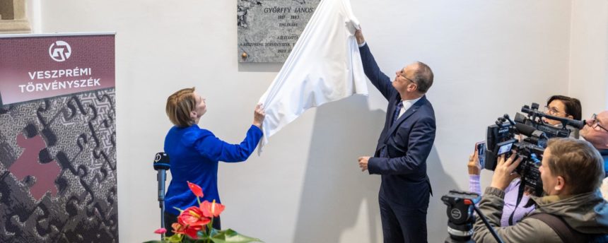Emélktáblát helyeztek el Győrffy János elnök-járásbíró tiszteletére a Tapolcai Járásbíróságon