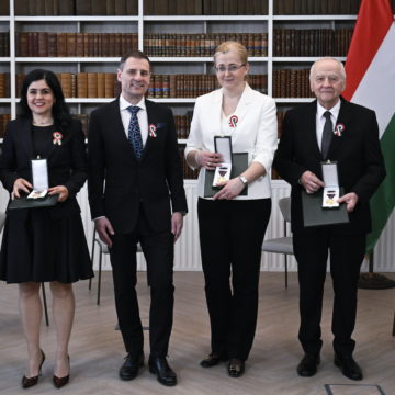 Jogászokat tüntettek ki Magyar Arany Érdemkereszt polgári tagozat elismeréssel a nemzeti ünnep alkalmából – Ügyvéd, kutató és egyetemi tanár is a díjazottak között!