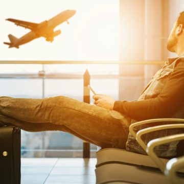 Szélsőséges járatkésések és járattörlések miatt indult eljárás a Ryanair és a Wizzair ellen! – Milyen ellátás, szolgáltatás és kártalanítás jár a jogsérelmet szenvedett utasoknak?