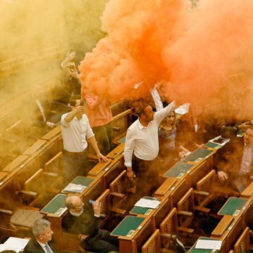 Komoly szankciókkal sújtották a Pride betiltása miatt a parlament ülésén füstgyertyával tiltakozó képviselőket – A házelnök határozata!