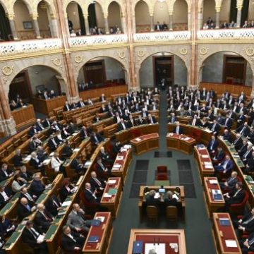Több ponton módosul az alaptörvény – Parlament előtt a javaslat! – Mi kap alaptörvényi védelmet?