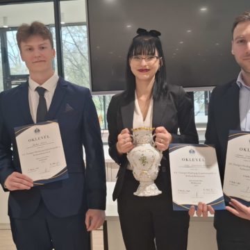 Győri joghallgatók nyerték a XX. Országos Munkajogi Jogesetmegoldó és Perbeszédversenyt – A megmérettetésen hét hazai jogi kar diákjai mérték össze munkajogi tudásukat Győri joghallgatók nyerték a XX. Országos Munkajogi Jogesetmegoldó és Perbeszédversenyt – A megmérettetésen hét hazai jogi kar diákjai mérték össze munkajogi tudásukat