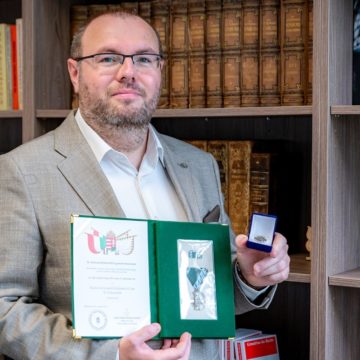 Két rangos elismerést is átvehetett a győri jogi kar docense – Kelemen Rolandot kiberbiztonságot érintő kutatásokért és szakértői együttműködésért díjazták Két rangos elismerést is átvehetett a győri jogi kar docense – Kelemen Rolandot kiberbiztonságot érintő kutatásokért és szakértői együttműködésért díjazták