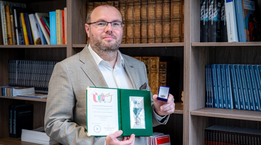 Két rangos elismerést is átvehetett a győri jogi kar docense – Kelemen Rolandot kiberbiztonságot érintő kutatásokért és szakértői együttműködésért díjazták