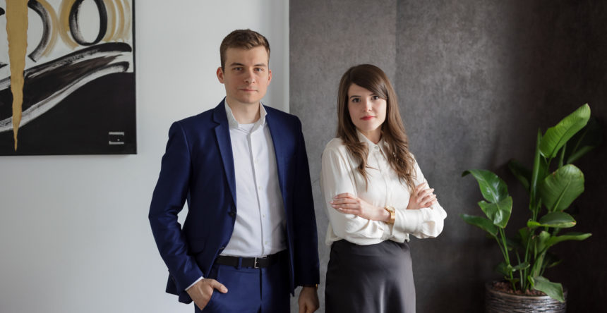 Fiatalosan konzervatív brand, szakmai tartalommal – Hogyan születik ma egy ügyvédi iroda? – Beszélgetés Hunya Áron és Sipőcz Krisztina ügyvédekkel