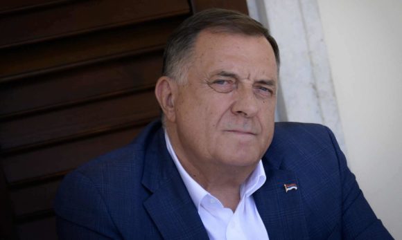 Egy év letöltendő börtönbüntetésre ítélték a boszniai szerb elnököt és hat évre eltiltották hivatali tevékenységeitől – Megerősítette a Dodik elleni döntést a boszniai fellebbviteli bíróság