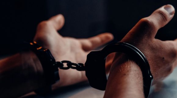 Magyarország miniszterelnökének megölésére keresett bérgyilkost egy fiatal férfi – A bíróság elrendelte az egyetemet végzett gyanúsított előzetes letartóztatását