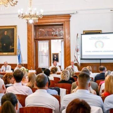 Sulyok Tamás: A jog nem önmagáért való, a benne rejlő emberi sors teszi élővé – Jogásznap Tolna vármegyében Sulyok Tamás: A jog nem önmagáért való, a benne rejlő emberi sors teszi élővé – Jogásznap Tolna vármegyében
