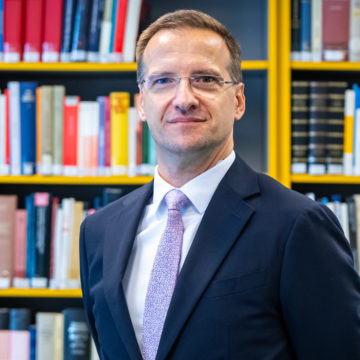 Új vezető a győri jogi kar doktori iskolájának élén – Sulyok Gábor: Célunk a multidiszciplináris kutatások és nemzetköziesítés erősítése. Új vezető a győri jogi kar doktori iskolájának élén – Sulyok Gábor: Célunk a multidiszciplináris kutatások és nemzetköziesítés erősítése.