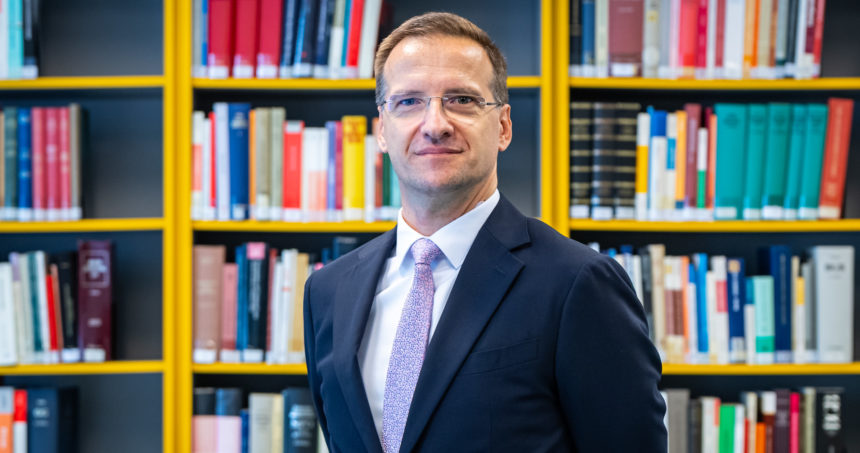Új vezető a győri jogi kar doktori iskolájának élén –  Sulyok Gábor: Célunk a multidiszciplináris kutatások és nemzetköziesítés erősítése.