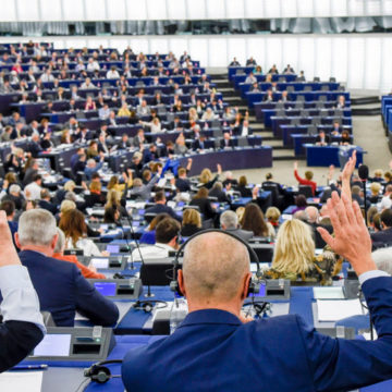 Mi a lényege és a célja a mentelmi jog intézményének? – Nem támogatja Magyar Péter, Dobrev Klára és Ilaria Salis mentelmi jogának felfüggesztését az EP jogi bizottsága