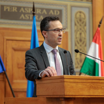 Jogász professzort választottak a Pécsi Tudományegyetem új rektorának – Fábián Adrián, a jogi kar volt dékánja kapta a legtöbb szavazatot a rektorjelölt-választó szenátoroktól