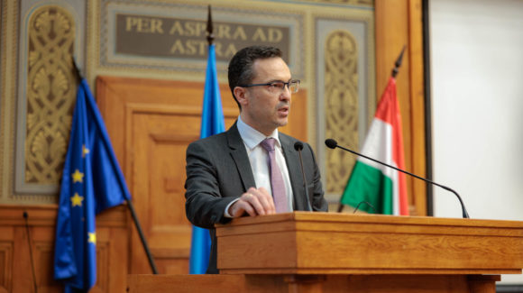 Jogász professzort választottak a Pécsi Tudományegyetem új rektorának – Fábián Adrián, a jogi kar volt dékánja kapta a legtöbb szavazatot a rektorjelölt-választó szenátoroktól