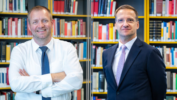 Tekintélyes nemzetközi jogi tudományos társaság bizottságaiba választották be a győri jogi kar két oktatóját – Kecskés Gábor és Sulyok Gábor űrjog és mesterséges intelligencia területen segíti az ILA munkáját