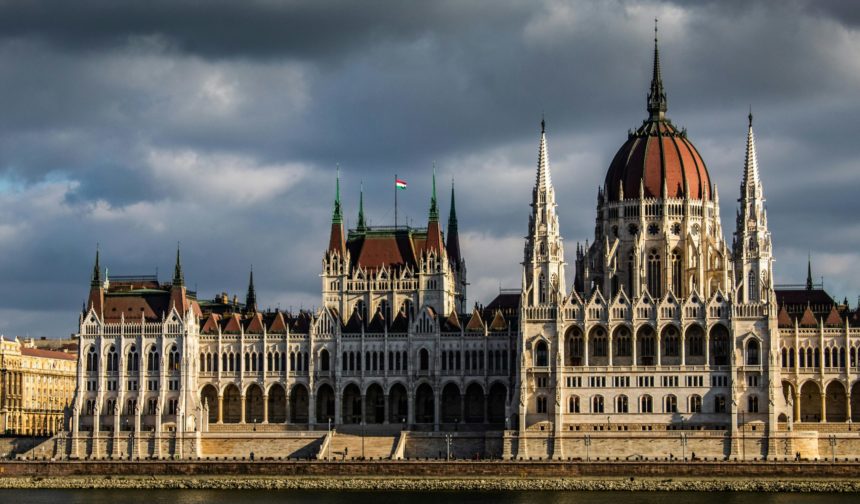 Mérsékelt év a jogalkotásban – 2025-ben összesen 1121 új jogszabály jelent meg a Magyar Közlönyben