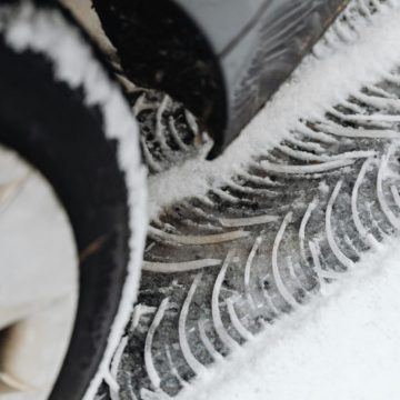 Hóviszonyok miatti távollét a munkahelyről – Mikor jogszerű és elrendelhető-e az otthoni munkavégzés? – Szabályok az Mt. alapján!
