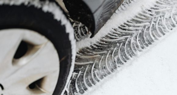 Hóviszonyok miatti távollét a munkahelyről – Mikor jogszerű és elrendelhető-e az otthoni munkavégzés? – Szabályok az Mt. alapján!