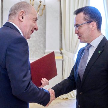 Egy rektori és egy egyetemi tanári tisztséggel gazdagodott a pécsi jogi kar – A kinevezéseket Sulyok Tamás államfő adta át a Sándor-palotában