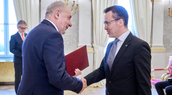 Egy rektori és egy egyetemi tanári tisztséggel gazdagodott a pécsi jogi kar – A kinevezéseket Sulyok Tamás államfő adta át a Sándor-palotában