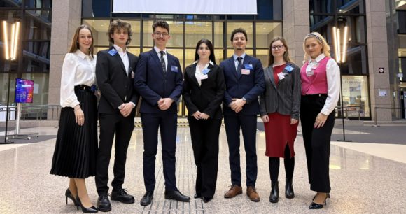 A győri jogi kar negyedéves hallgatója is részt vett az Európai Unió Tanácsának szimulációs gyakorlatán – De mi is a ConSIMium, melyen idén 27 európai diákcsapat tagjai szerezhettek személyes tapasztalatokat?