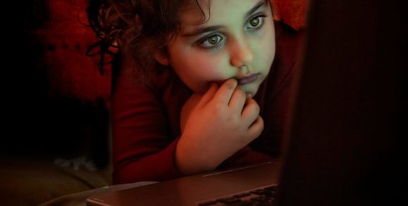 Életkor-ellenőrzés és adattakarékosság: a DSA–GDPR megfelelési paradoxon